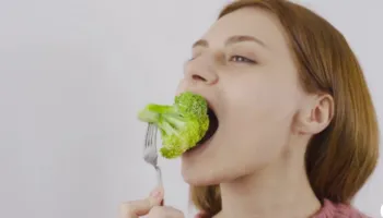 Ushqimet që ju ndihmojnë të eliminoni nikotinën nga trupi juaj