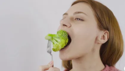 Ushqimet që ju ndihmojnë të eliminoni nikotinën nga trupi juaj