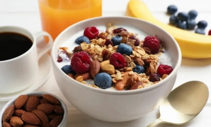 Ushqimet që nuk duhen kombinuar – ato shkaktojnë fryrje dhe parandalojnë humbjen e peshës