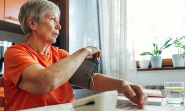 Ushtrimi i lashtë kinez që ul tensionin si ilaçet – vetëm 10 minuta në ditë