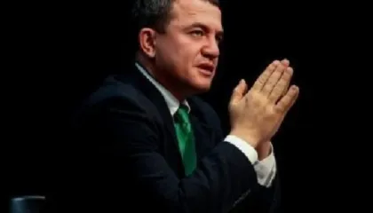 “‘Uuu, jo jo jo”, plas grushti në emisioni, Buzhala kap për fyti Rexhajn, ndërhyn urgjentisht moderatori