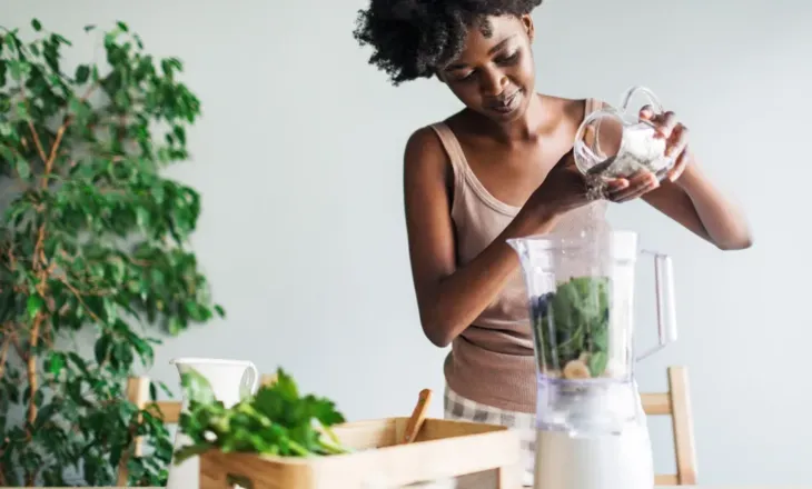 Vaji i ullirit dhe lëngu i kockave… A funksionojnë vërtet këto ushqime për mirëqenien e zorrëve?!