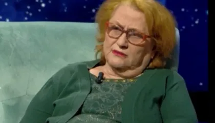 Vajza e Lasgush Poradecit shpërthen në lot: Hajdutët na vodhën, prej 35 vitesh sillen mizorisht me figurën e babait tim! Si na përjashtuan nga eventi në Vjenë