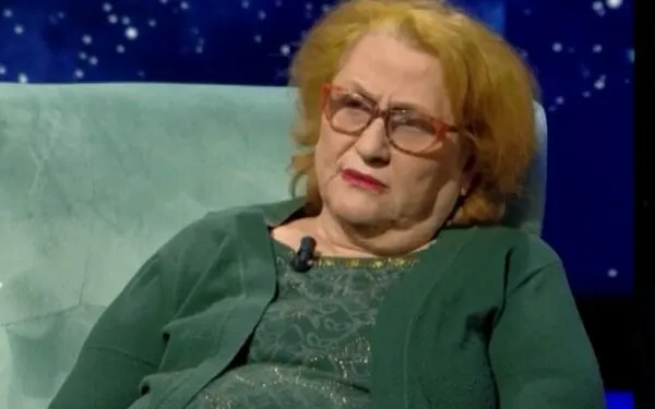 Vajza e Lasgush Poradecit shpërthen në lot: Prej 35 vitesh sillen mizorisht me figurën e babait tim… (Video)