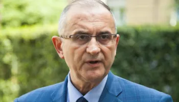 Vasili: Trajtimi i Metës në burg është çnjerëzor, por ai ka vullnet e fuqi mbinjerëzore
