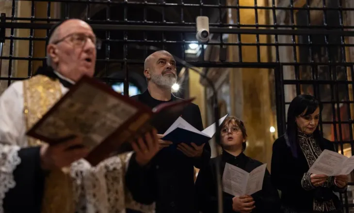 Vatikan/ Rama viziton Genazzano: Krah Zojës së Shqipërisë, qëndron edhe flamuri ynë