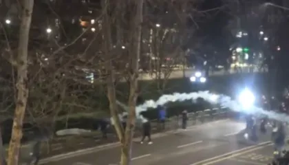 Vazhdojnë tensionet dhe përplasjet intensive/ Protestuesi goditet në kokë nga policia me plumb dhe predhë lotsjellëse