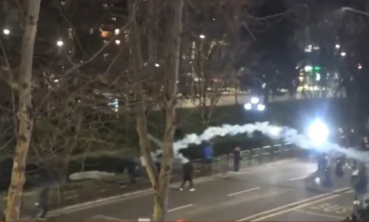 Vazhdojnë tensionet dhe përplasjet intensive/ Protestuesi goditet në kokë nga policia me plumb dhe predhë lotsjellëse