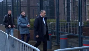 Vëllai i Thaçit paraqitet në Gjykatën e Hagës, shoqërohet nga djali