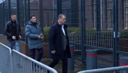 Vëllai i Thaçit paraqitet në Gjykatën e Hagës, shoqërohet nga djali