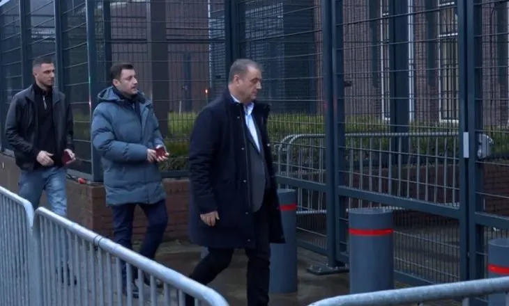 Vëllai i Thaçit paraqitet në Gjykatën e Hagës, shoqërohet nga djali