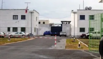 Vendimi/ 700 euro për një leje, 3 vite burg i kthehen në shërbim prove ish-zyrtarit të burgut