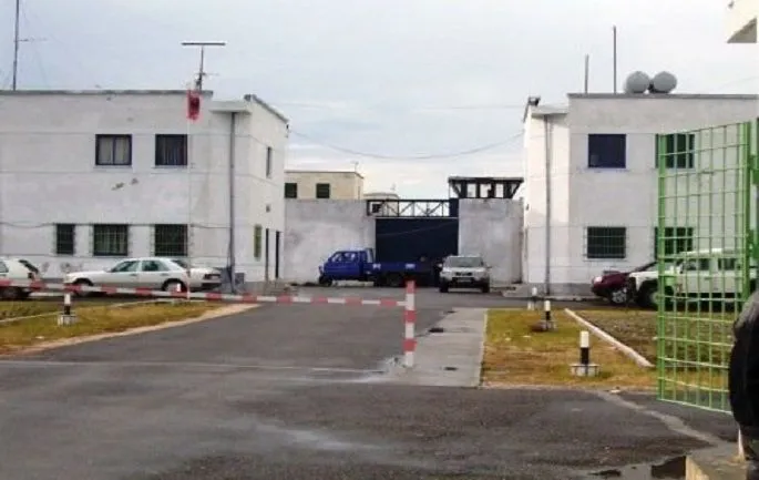 Vendimi/ 700 euro për një leje, 3 vite burg i kthehen në shërbim prove ish-zyrtarit të burgut