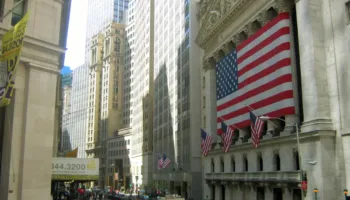 Vendimi kundër tarifave të Trump, Wall Street “merr frymë” lirisht dhe shënon rritje
