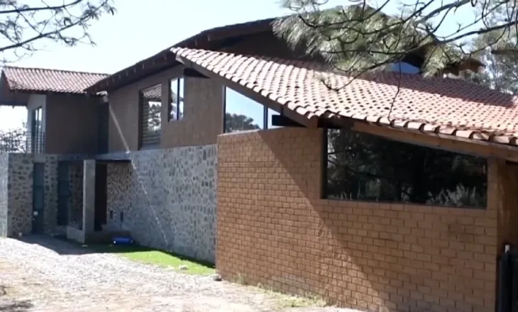 Vendstrehimi ku ndodhej El Mencho, kjo është vila dykatëshe pranë pyllit nga e cila ai u përpoq të arratisej, në një zonë të shtrenjtë të Jaliscos