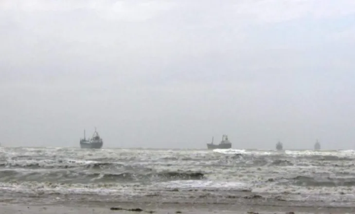 Vështirësohet lundrimi në Durrës, forca detare arrin në 4 ballë, anijet e peshkimit kthehen në port