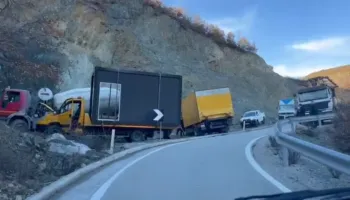 Vështirësohet qarkullimi në aksin Lozhan-Moglicë-Gramsh, rritet fluksi i mjeteve