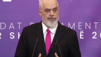 “Vetëm vetes ka ngel pa i…”/ Rama: Prokurorët e SPAK shpërndajnë fletëthirrje si ‘bileta teatri’ (VIDEO)