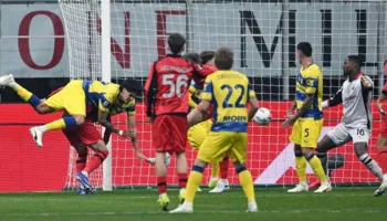 Video/ Arbitrat sërish nën shënjestër në Serie A, shpërthejnë polemikat për golin e Parmës kundër Milanit një javë pas Inter-Juve