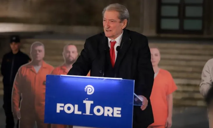 VIDEO/ ’Banditë pa uniformë që ndjekin deputetët’, Berisha demaskon Policinë në protestën e 20 shkurtit