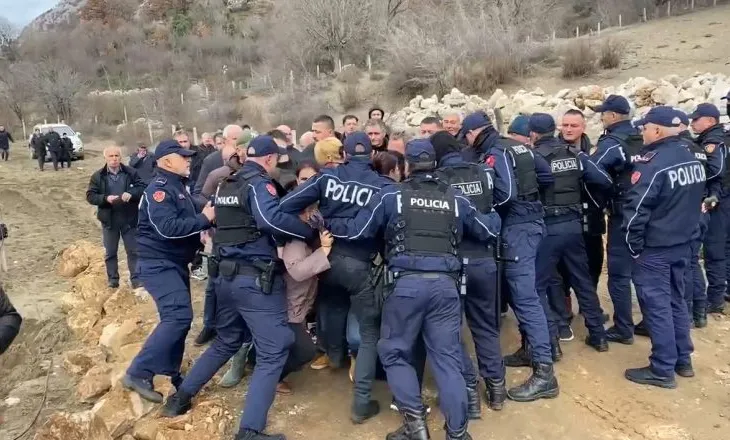 VIDEO/ Banorët e Rrjollit përplasen fizikisht me policinë, godasin me gurë fadromat