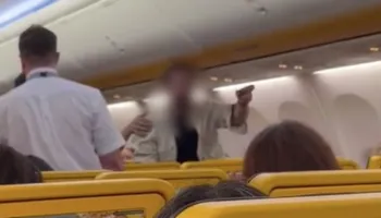 Video/ Burri i dehur shkakton kaos në fluturimin nga Madridi në Ibiza, largohet nga policia