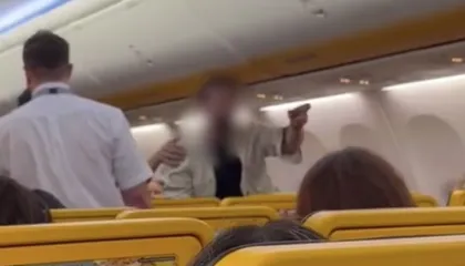 Video/ Burri i dehur shkakton kaos në fluturimin nga Madridi në Ibiza, largohet nga policia