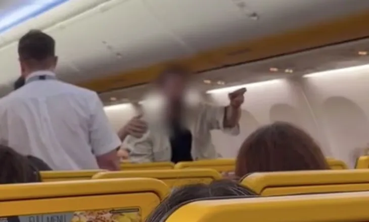 Video/ Burri i dehur shkakton kaos në fluturimin nga Madridi në Ibiza, largohet nga policia