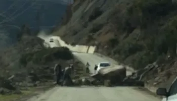VIDEO/ Çahet rruga Skrapar-Përmet, bllokohet prej 3 orësh hyrja për në qytet