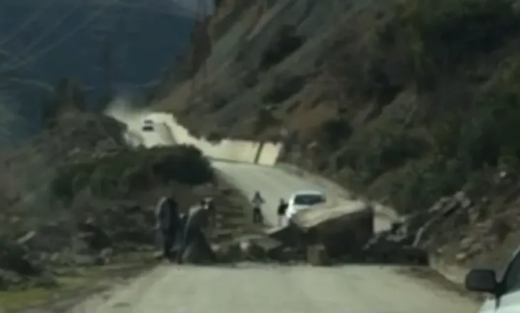 VIDEO/ Çahet rruga Skrapar-Përmet, bllokohet prej 3 orësh hyrja për në qytet