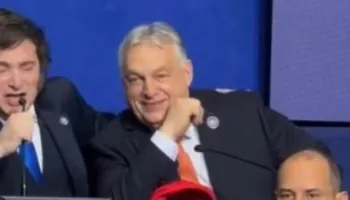 Video/ Çfarë ndodhi në Brodin e Paqes? Presidenti i Argjentinës i këndon Orban