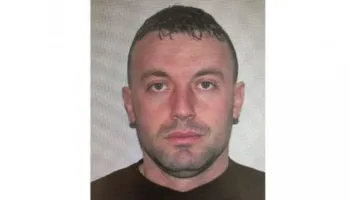 VIDEO/ Durim Bami mbërrin në Rinas, shoqërohet nga Policia e Burgjeve