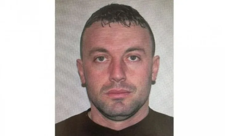 VIDEO/ Durim Bami mbërrin në Rinas, shoqërohet nga Policia e Burgjeve