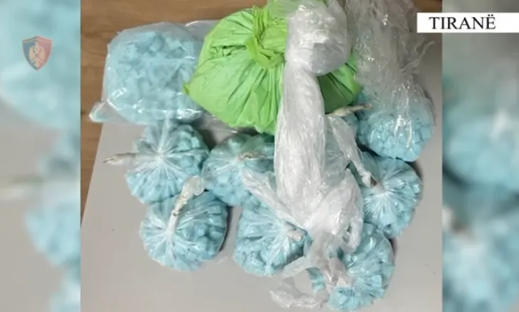 VIDEO/ E kthyen banesën në laborator droge, dy të afërmit në Tiranë kapen me mbi 2 mijë tableta ekstazi