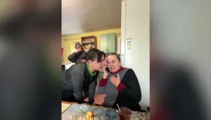 VIDEO/ E mendonin të vdekur, ushtari ukrainas telefonon nënën nga fronti i luftës