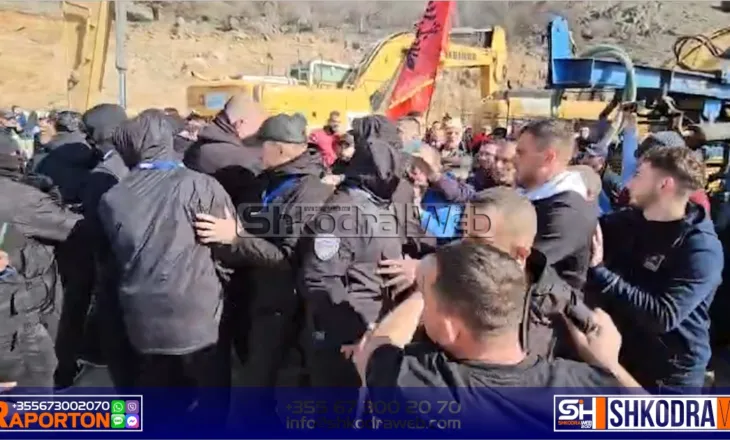 VIDEO E PLOTË – Përleshja fizike në Baks- Rrjoll, çfarë ndodhi këtë të shtunë në protestën në Velipojë…