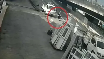 VIDEO/ E rëndë, 21-vjeçarja tentoi t’i shpëtonte kafshimit të qenit përplaset nga autobusi, në gjendje të rëndë në spital