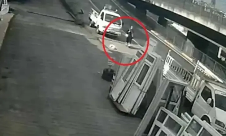 VIDEO/ E rëndë, 21-vjeçarja tentoi t’i shpëtonte kafshimit të qenit përplaset nga autobusi, në gjendje të rëndë në spital