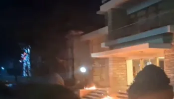 Video ekskluzive/ Protestuesit e PD i vunë flakën, pamjet nga brenda vilës së ish-diktatorit Enver Hoxha