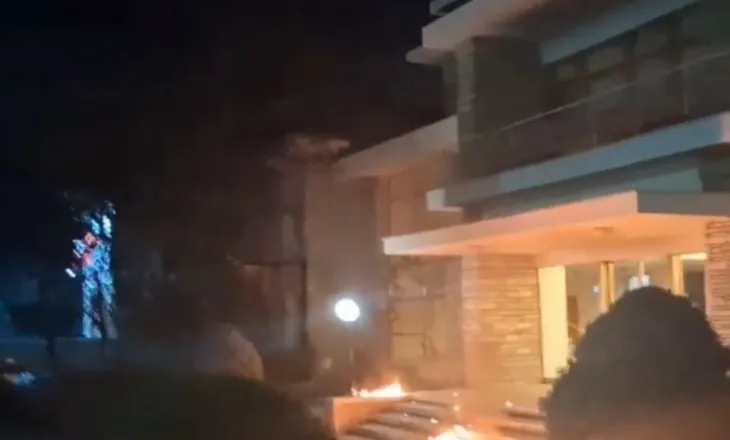 Video ekskluzive/ Protestuesit e PD i vunë flakën, pamjet nga brenda vilës së ish-diktatorit Enver Hoxha