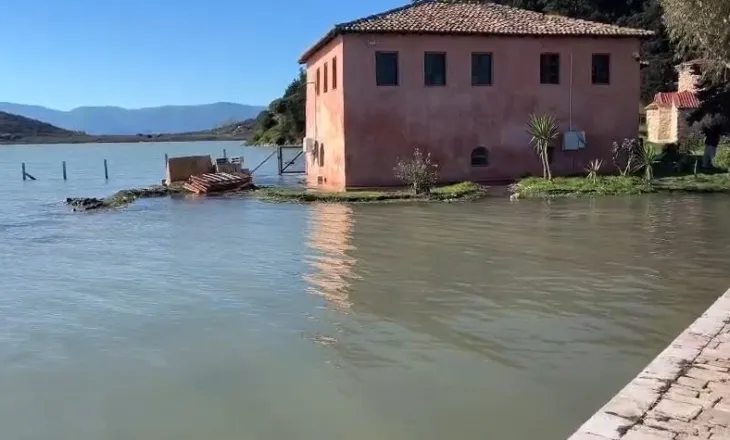 VIDEO/ Fenomeni i rrallë i baticës në Vlorë, përmbytet Manastiri i Zvërnecit