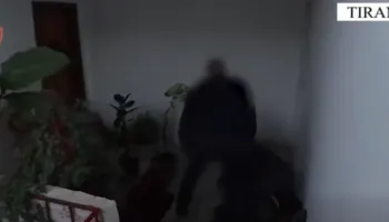 Video/ Gjendet një arsenal me armë zjarri në Selitë, 4 persona në pranga