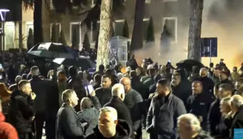 Video/ Hidhen mjete piroteknike kundër kryeministrisë, përgjigjen forcat e rendit