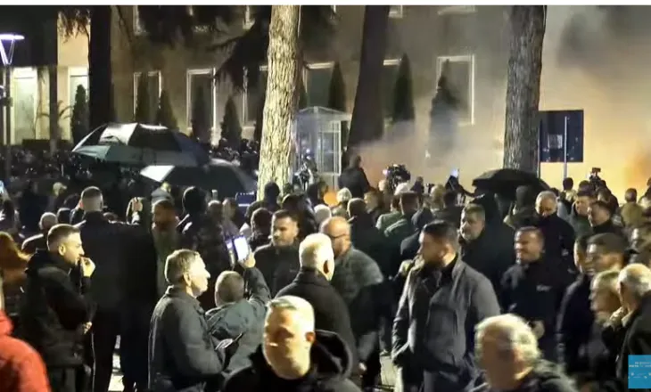 Video/ Hidhen mjete piroteknike kundër kryeministrisë, përgjigjen forcat e rendit