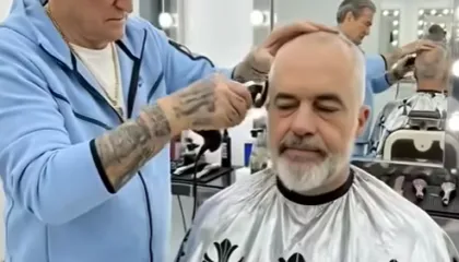 Video humor: Doktori qeth Ramën