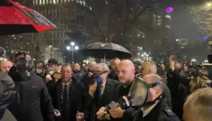 Video/ I mbuluar me maskë kundra-gaz, Berisha ndjek nga afër përplasjet me policinë përpara Kuvendit