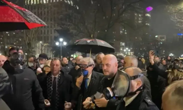Video/ I mbuluar me maskë kundra-gaz, Berisha ndjek nga afër përplasjet me policinë përpara Kuvendit