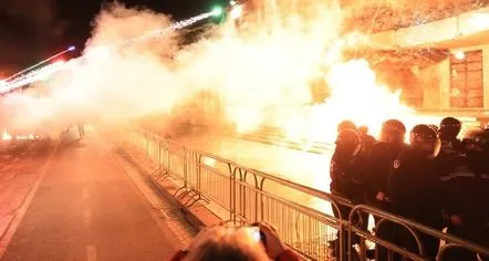 VIDEO/ Ja si përgatiten molotovët në selinë e PD-së para protestave të dhunshme