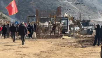 Video/ Kundërshtojnë ndërtimin e resortit turistik që prek tokat e tyre, banorët vijojnë protestën në ditën e 26-të, thyejnë xhamat e makinave