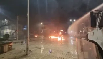 Video-lajm/ Molotovë, fishekzjarrë, gaz lotsjellës dhe autobotë me ujë, Kuvendi “në flakë”